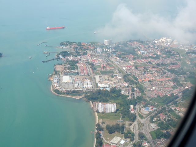 Da unten haben wir einmal geparkt - Landeanflug Kuala Lumur.